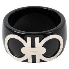 Salvatore Ferragamo Bracelet jonc en résine noire avec logo chromé dans sa boîte