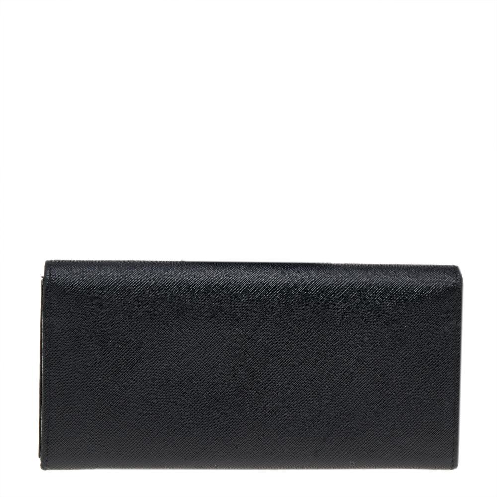 This Salvatore Ferragamo wallet is the perfect pick to organize your monetary essentials and that too with style. Crafted from luxe leather, this black wallet is provided with signature Gancio buckle detailing in gold-tone hardware. It is accented