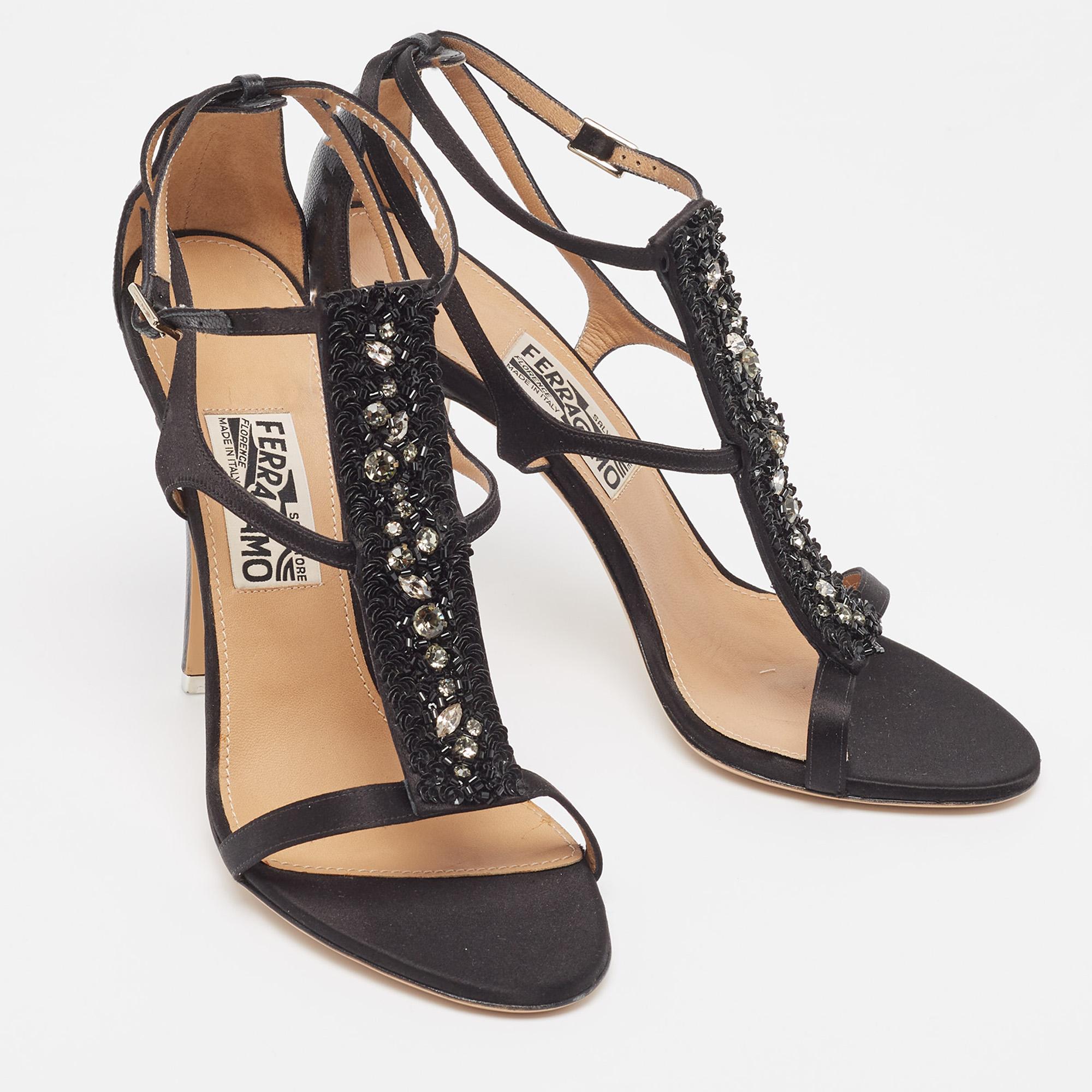 Salvatore Ferragamo Sandalias con tira al tobillo de raso negro y cristales adornados Talla 41 en Bueno estado para la venta en Dubai, Al Qouz 2