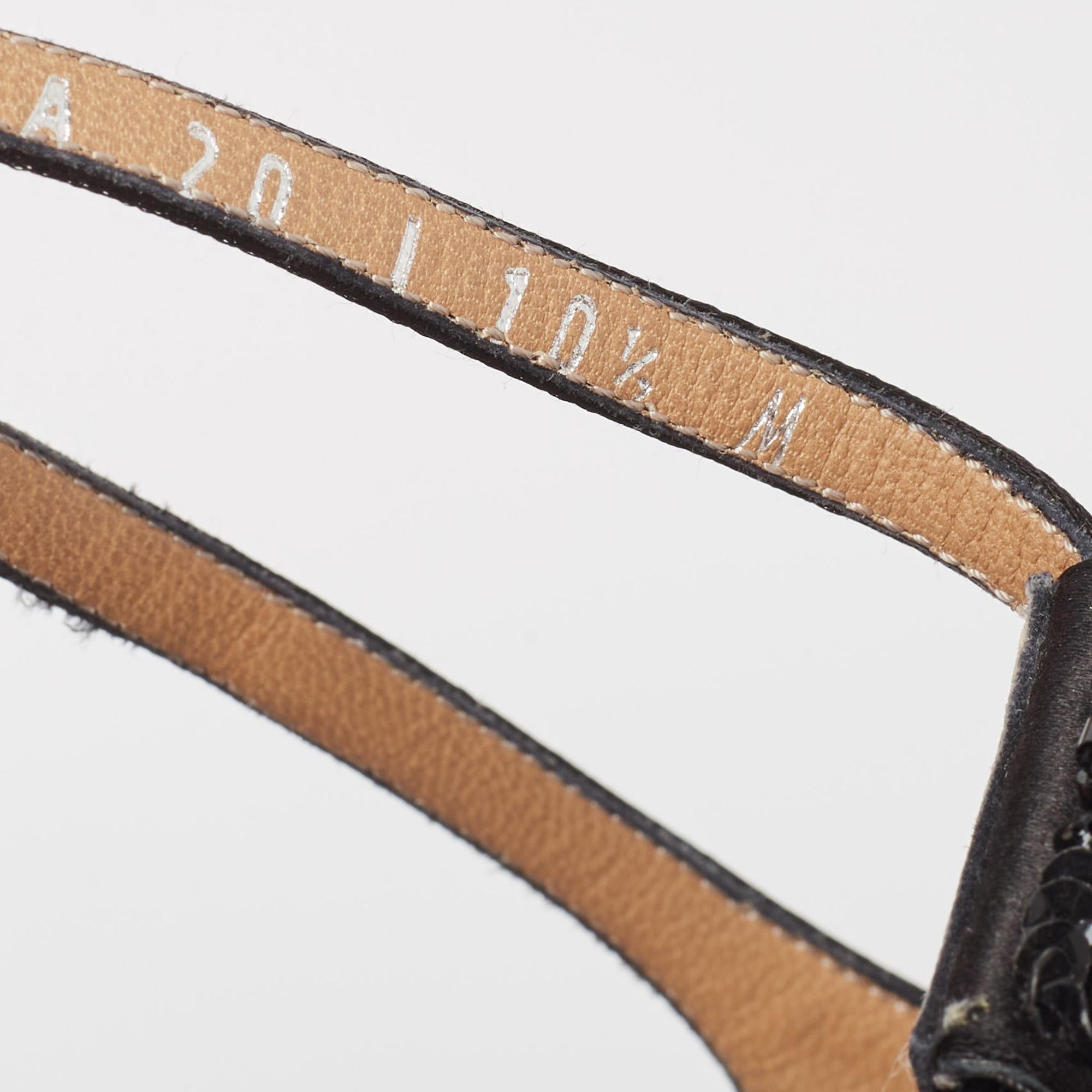 Salvatore Ferragamo Sandalias con tira al tobillo de raso negro y cristales adornados Talla 41 en venta 2
