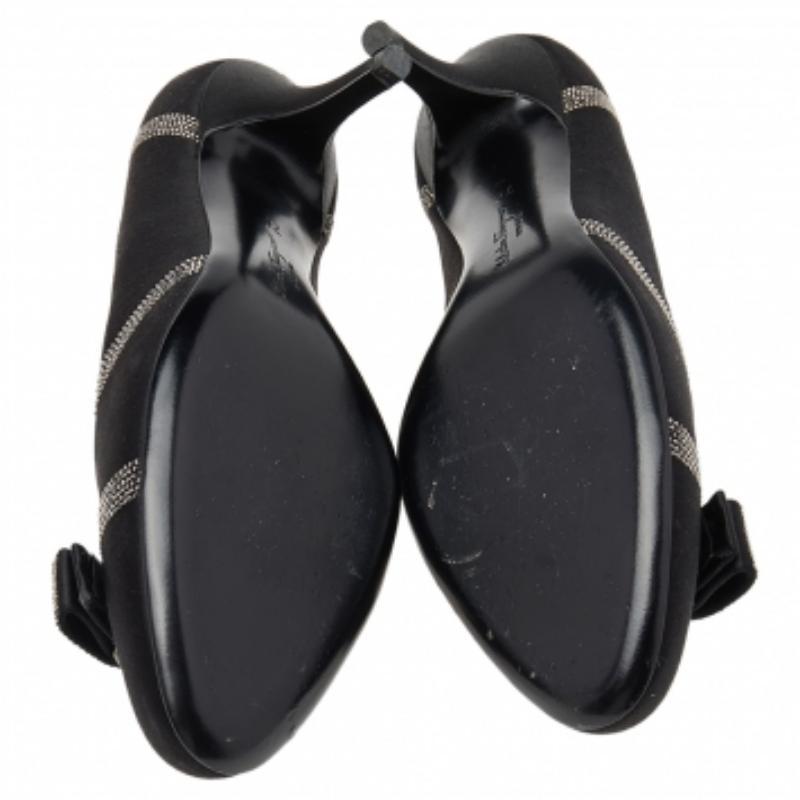 Salvatore Ferragamo Negro Satén Cristal Embellished Vara Bow Pumps Talla 38 en Bueno estado para la venta en Dubai, Al Qouz 2