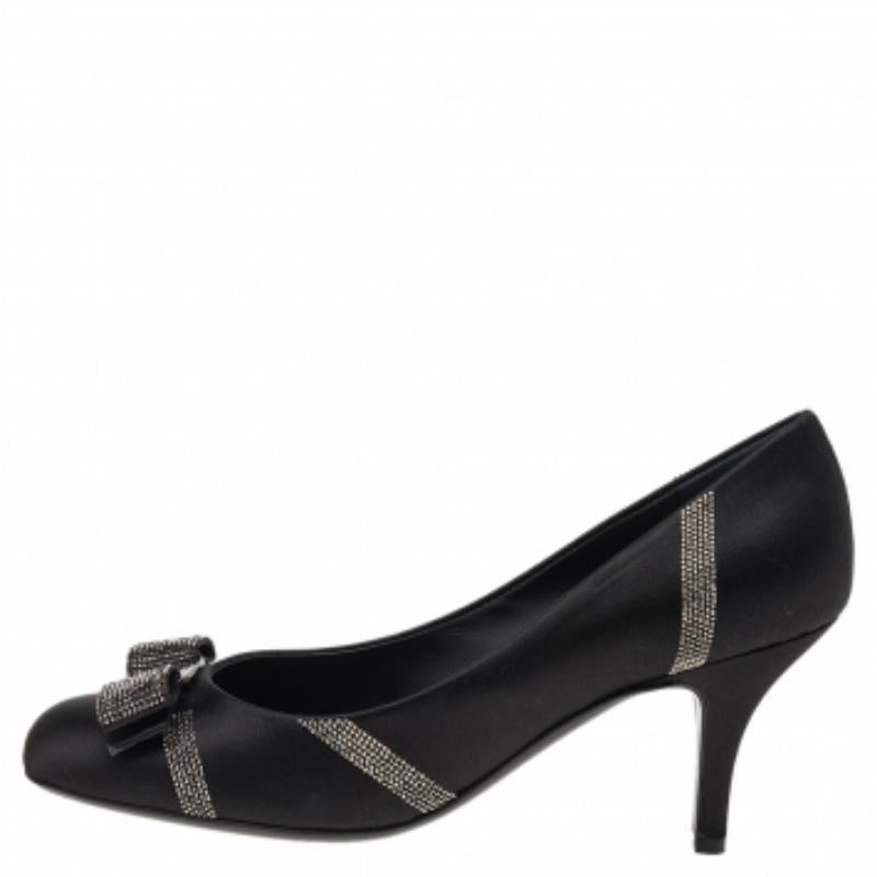 Salvatore Ferragamo Negro Satén Cristal Embellished Vara Bow Pumps Talla 38 en venta
