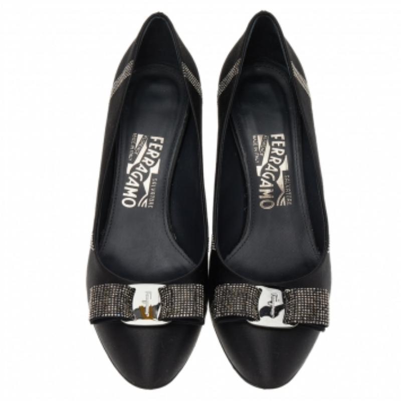 De las mujeres Salvatore Ferragamo Negro Satén Cristal Embellished Vara Bow Pumps Talla 38 en venta