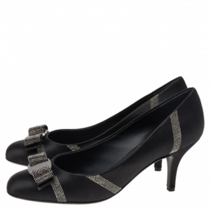 Salvatore Ferragamo Negro Satén Cristal Embellished Vara Bow Pumps Talla 38 en venta 3