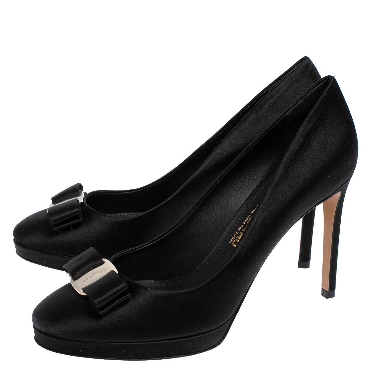These Salvatore Ferragamo pumps are subtly stylish. With a color like black, this pair is versatile and can be worn on a long workday or at a formal event. Crafted from satin, these Osimoglit pumps are a classic with the Vara bow on the vamps, and