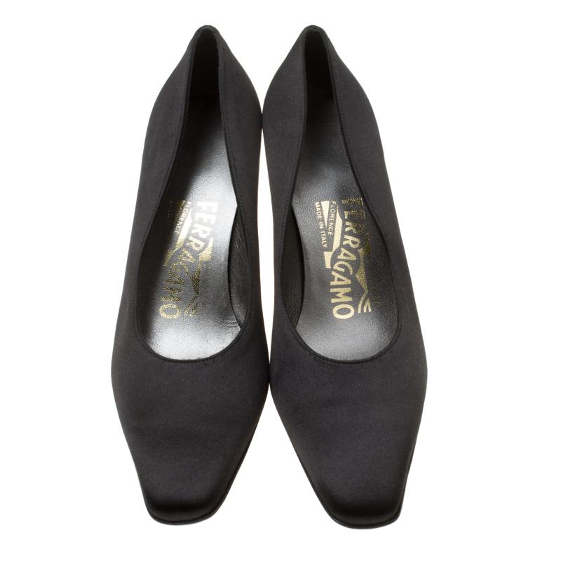 Salvatore Ferragamo Black Satin Square Toe Pumps Size 35 In New Condition In Dubai, Al Qouz 2