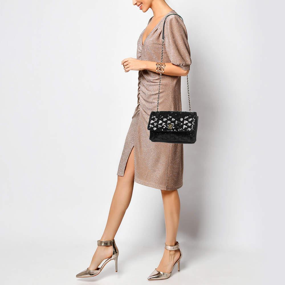 Salvatore Ferragamo Black Sequin and Leather Vara Bow Shoulder Bag In Good Condition In Dubai, Al Qouz 2