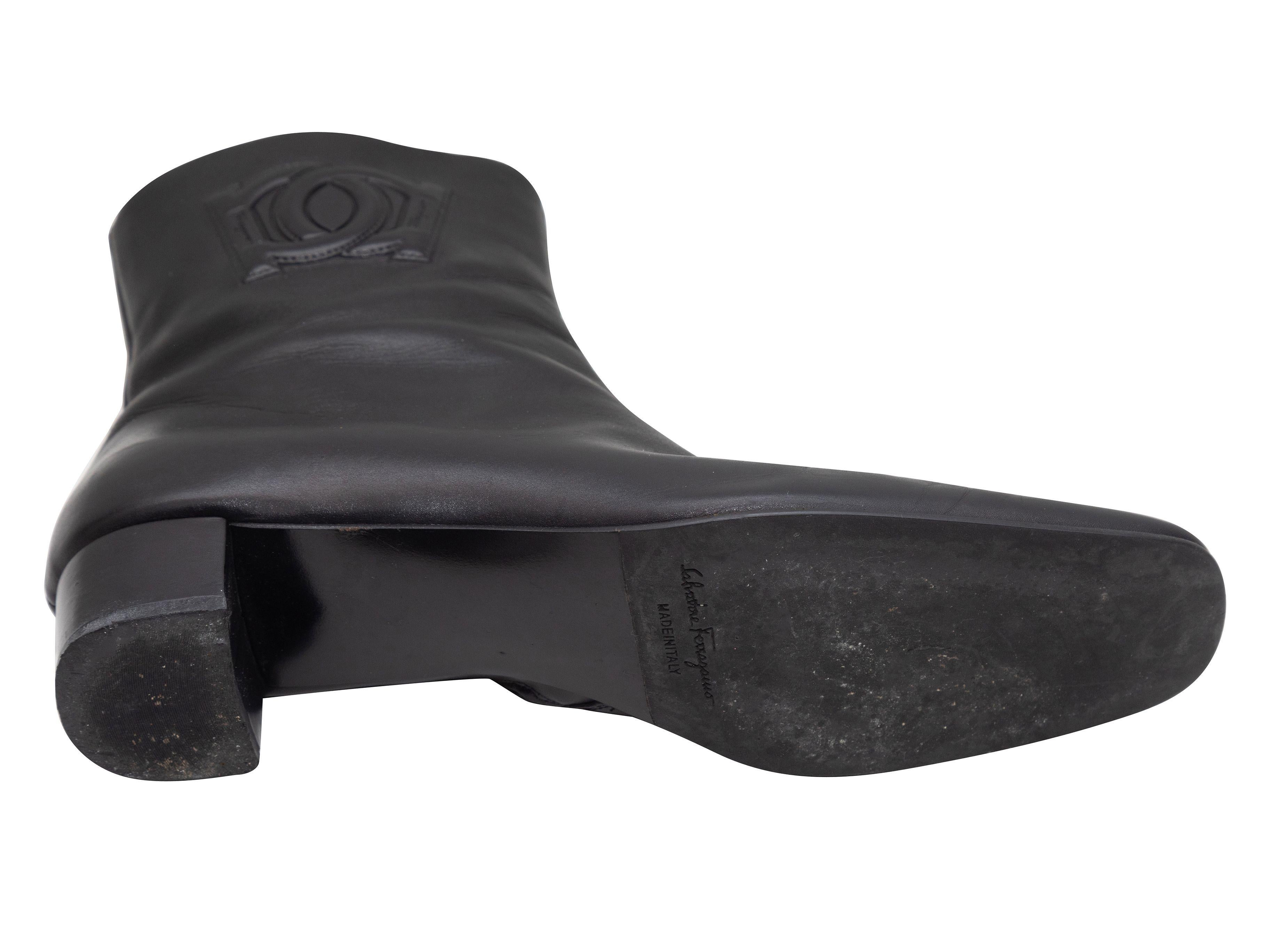 Produkt-Details: Schwarze Lederstiefel mit quadratischer Spitze von Salvatore Ferragamo. Blockabsätze. Reißverschlüsse an den Innenseiten. 1.5