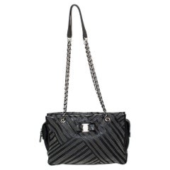 Salvatore Ferragamo Schwarz Nieten Leder Ginette Umhängetasche