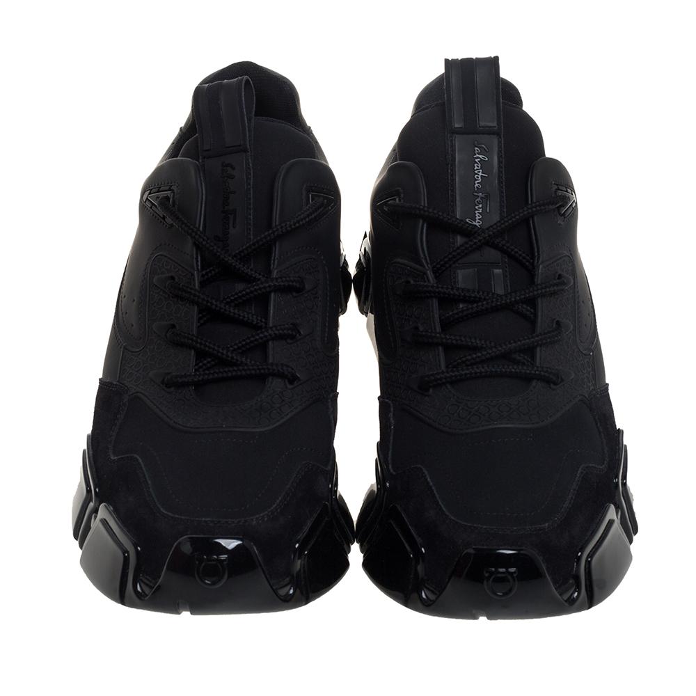 Estas zapatillas bajas Booster 4 de Salvatore Ferragamo ofrecen la cantidad justa de estilo y comodidad. Se han confeccionado en piel, ante, goma y tela, y se han diseñado con una silueta gruesa, con cordones en los empeines y las etiquetas de la