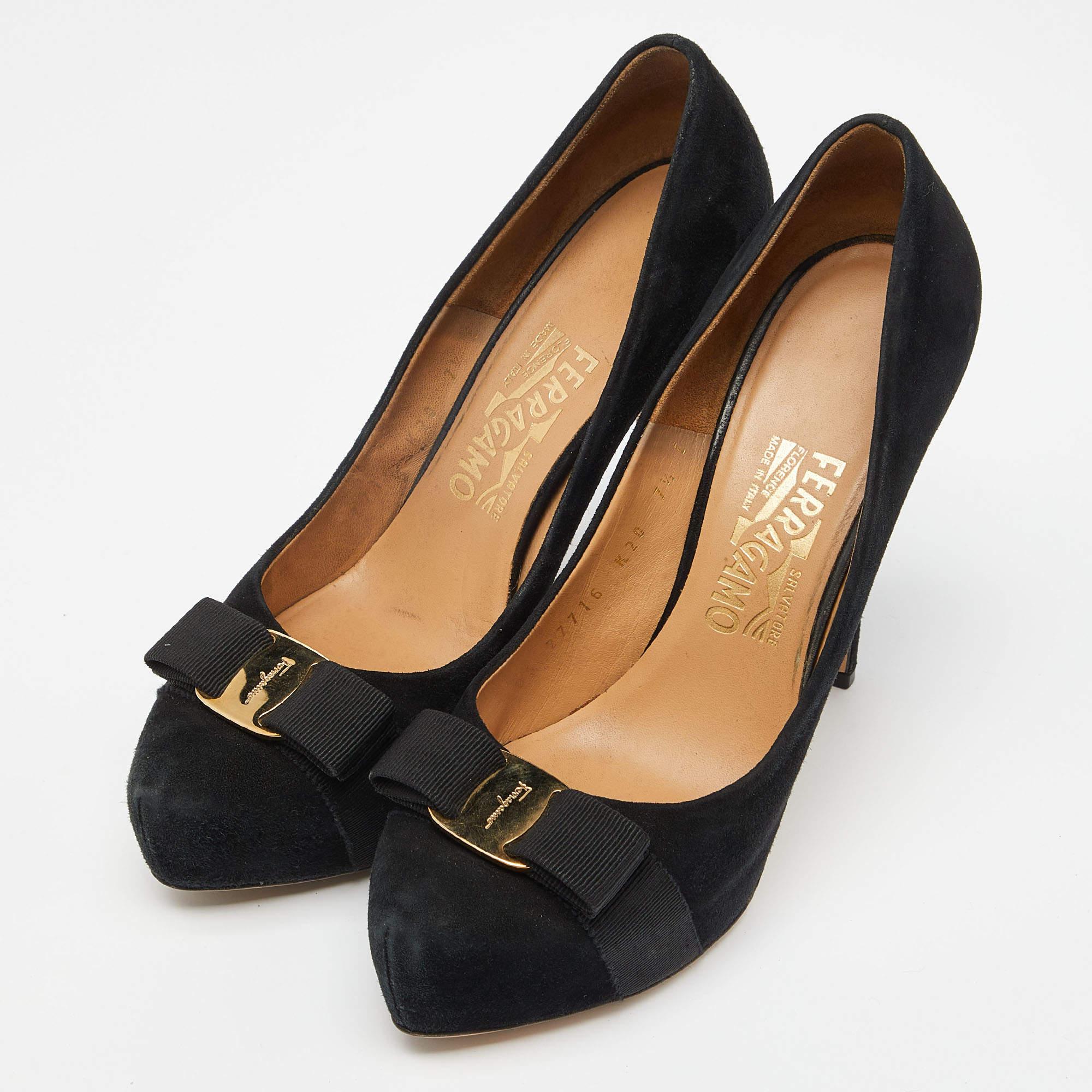 From the house of Salvatore Ferragamo these Carla pumps are tastefully designed. This classic pair in suede will match well with several of your outfits. The black pumps feature the iconic grosgrain Vara bows almond toes 13cm heels and comfortable