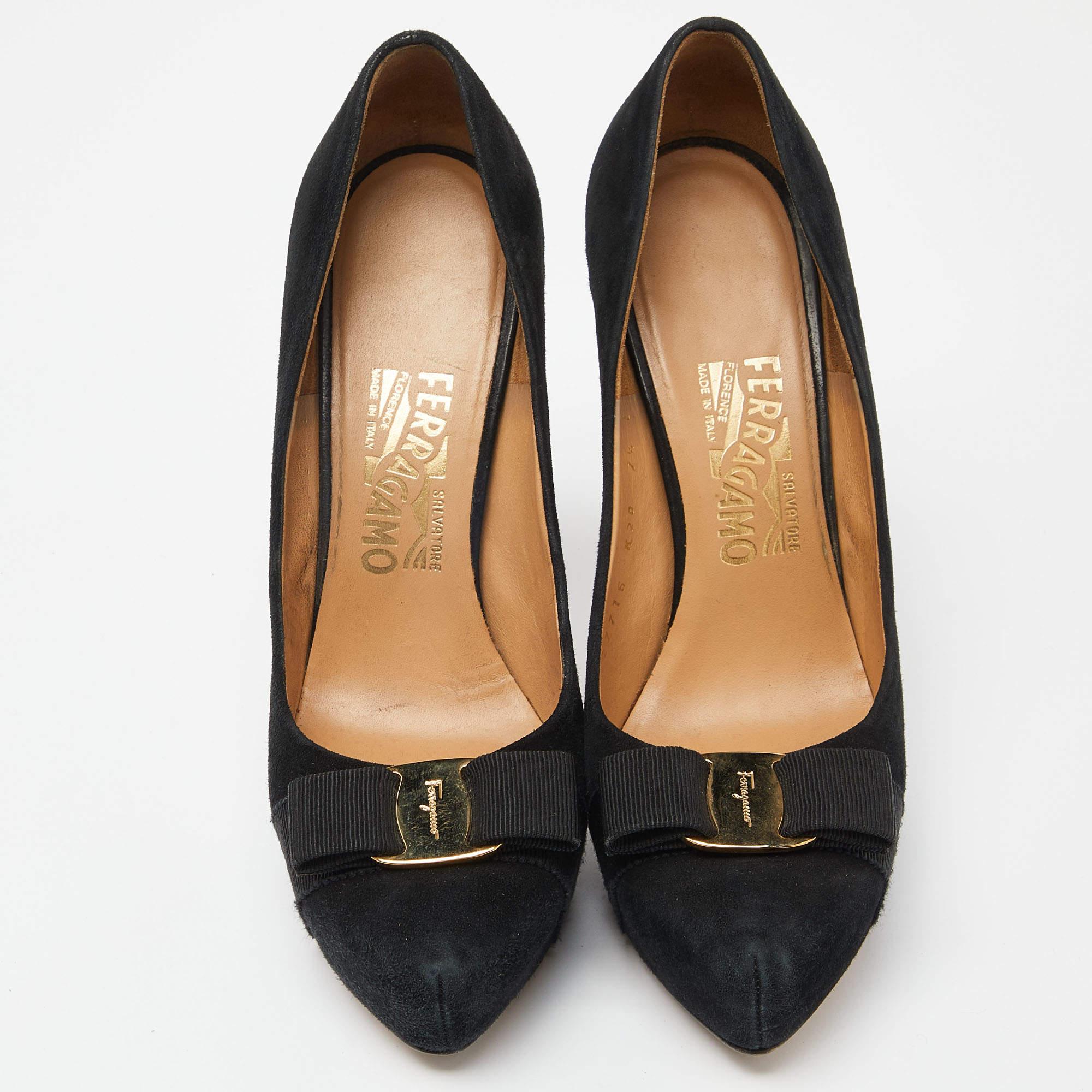 Salvatore Ferragamo Black Suede Carla Vara Bow Pumps Size 38 In Good Condition For Sale In Dubai, Al Qouz 2