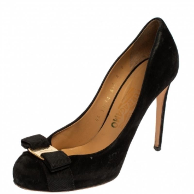 From the house of Salvatore Ferragamo, these Carla pumps are tastefully designed. This classic pair in suede will match well with several of your outfits. The black pumps feature the iconic grosgrain Vara bows, almond toes, 11.5 cm heels, and
