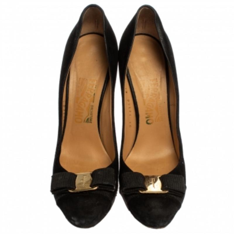 Salvatore Ferragamo Black Suede Carla Vara Bow Pumps Size 38.5 In Fair Condition For Sale In Dubai, Al Qouz 2