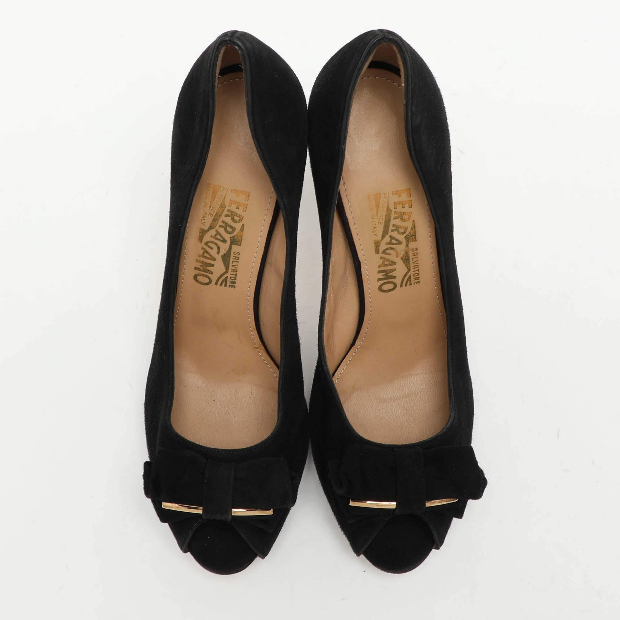 Nero Salvatore Ferragamo Pumps Rosella in pelle scamosciata nera misura 40 in vendita