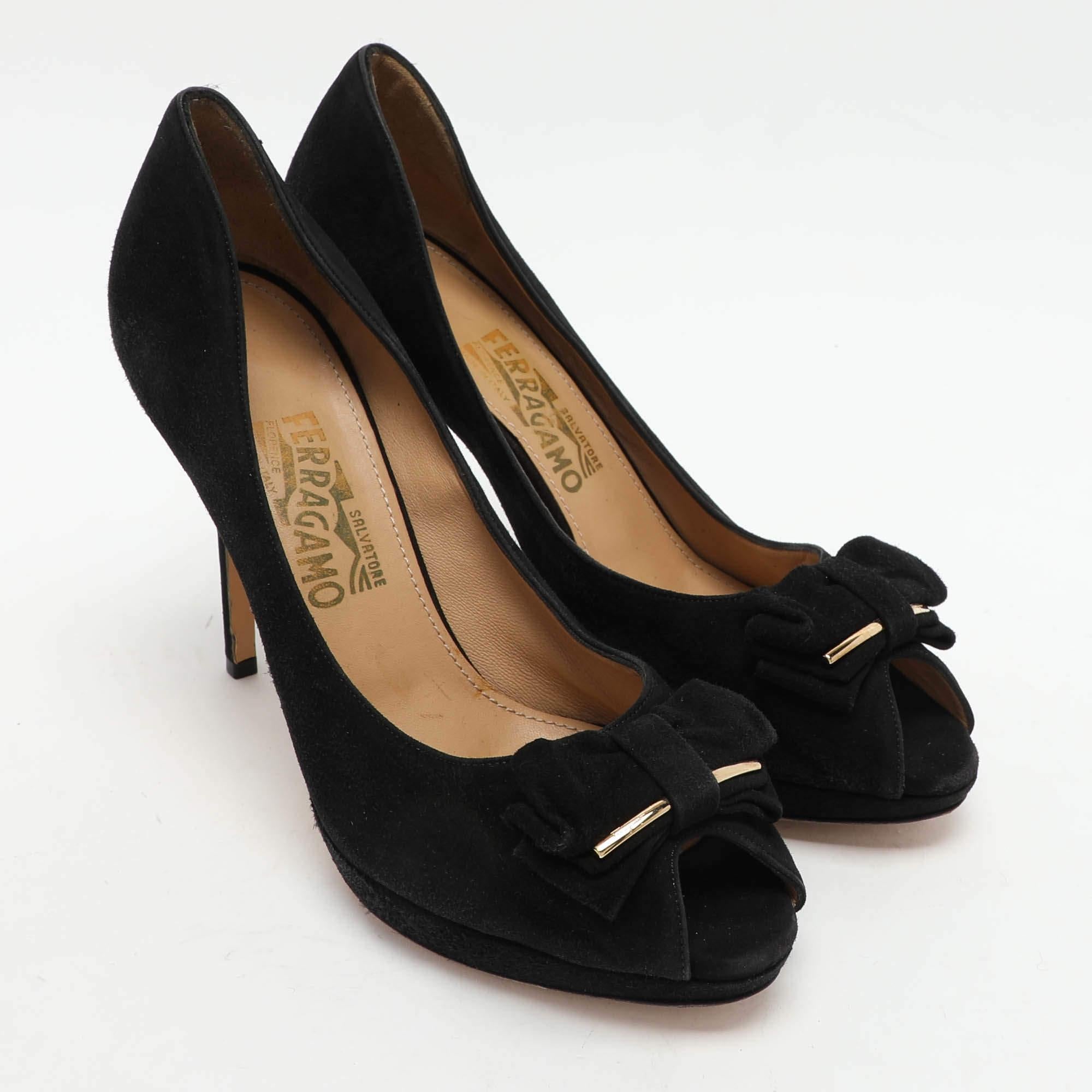 Salvatore Ferragamo Pumps Rosella in pelle scamosciata nera misura 40 In condizioni buone in vendita a Dubai, Al Qouz 2