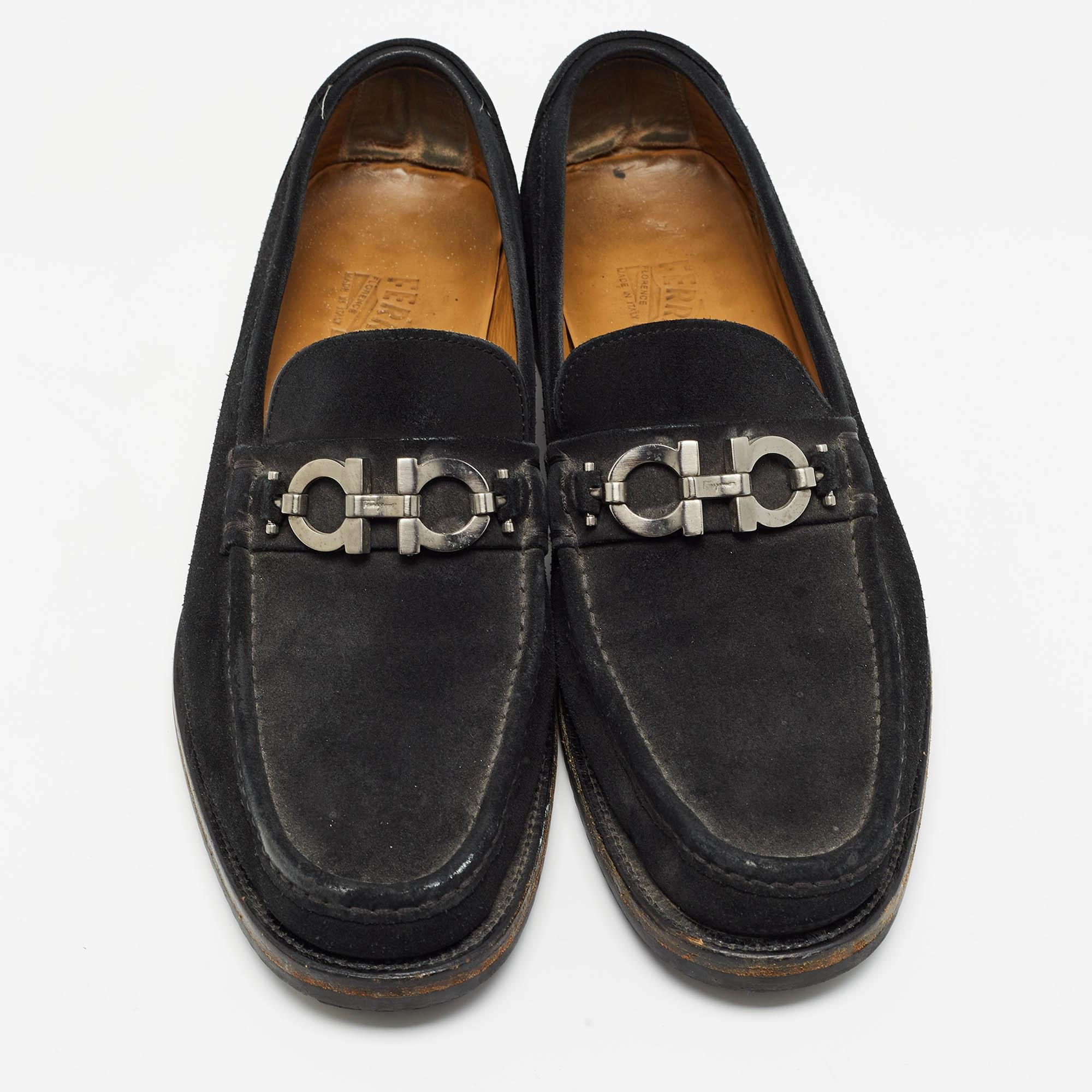 Salvatore Ferragamo Black Suede Slip On Loafers Size 44.5 In Good Condition For Sale In Dubai, Al Qouz 2