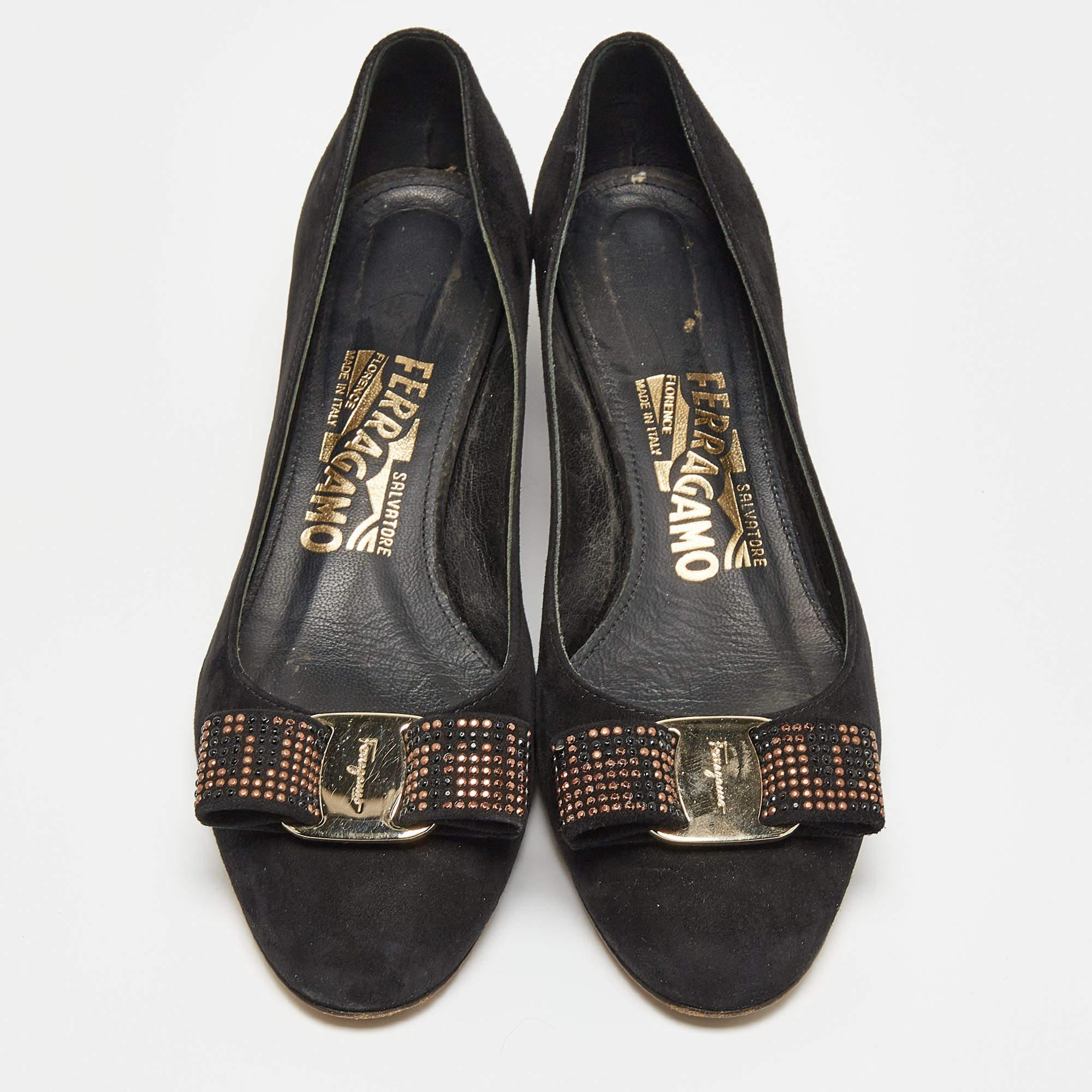 Salvatore Ferragamo Black Suede Vara Bow Studded Block Heel Pumps Size 35 In Fair Condition For Sale In Dubai, Al Qouz 2