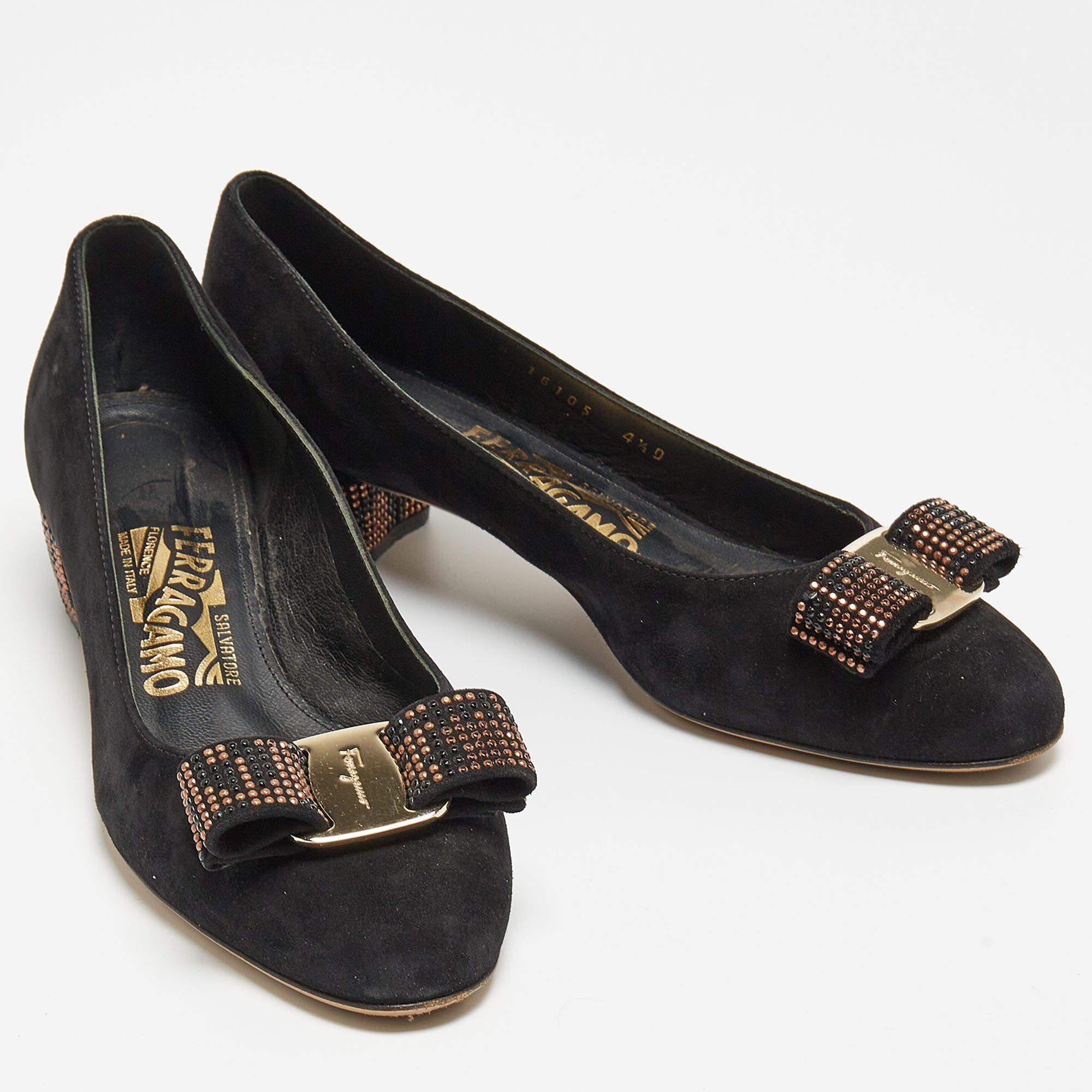 Women's Salvatore Ferragamo Black Suede Vara Bow Studded Block Heel Pumps Size 35 For Sale