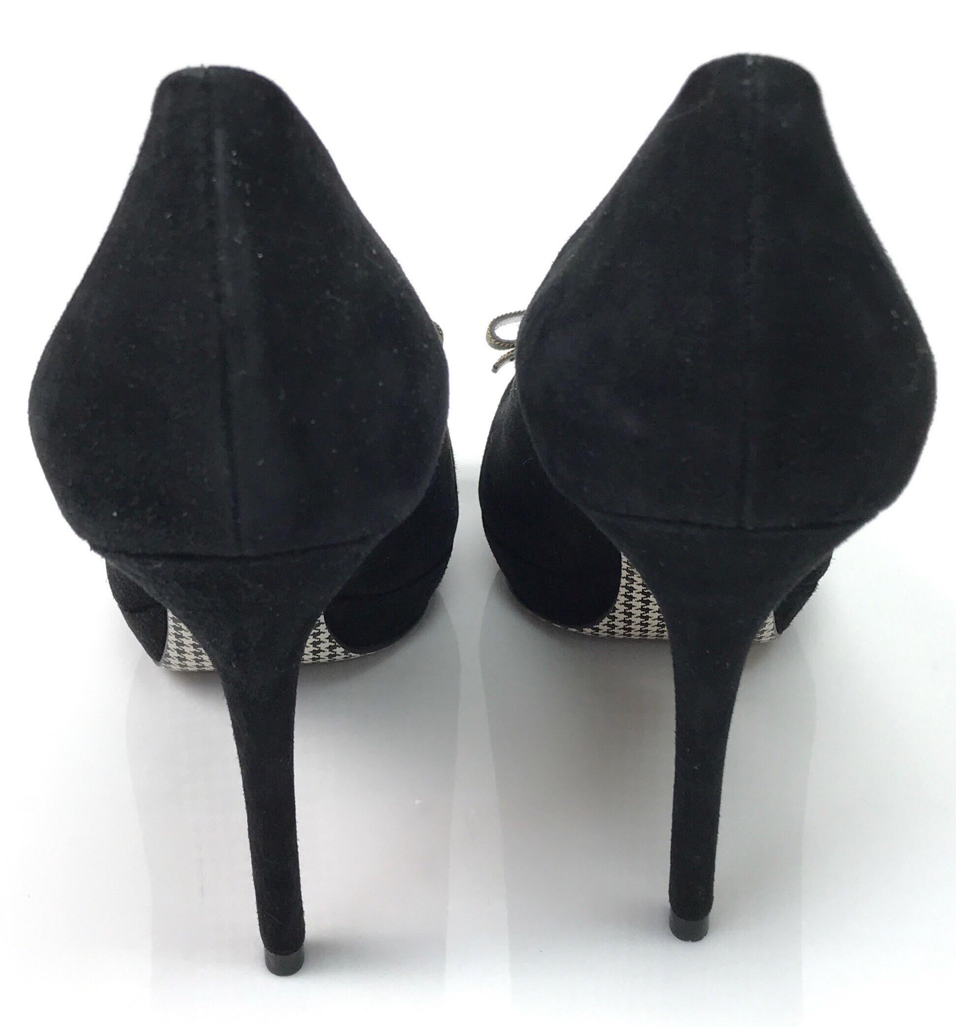 Salvatore Ferragamo Black Suede w/ Silver Chain Bow Pump - 9 In New Condition In West Palm Beach, FL