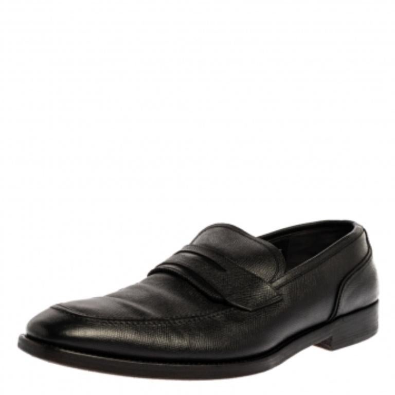 Made from black textured leather, these loafers from Salvatore Ferragamo are smart and comfortable. They feature penny keeper straps on the vamps, snug, labeled insoles, and leather outsoles. Flaunt them with both your casual and formal looks.