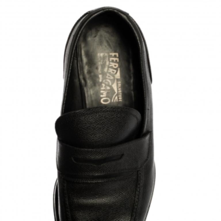 Salvatore Ferragamo Black Textured Leather Penny Loafers Size 44.5 In Fair Condition For Sale In Dubai, Al Qouz 2