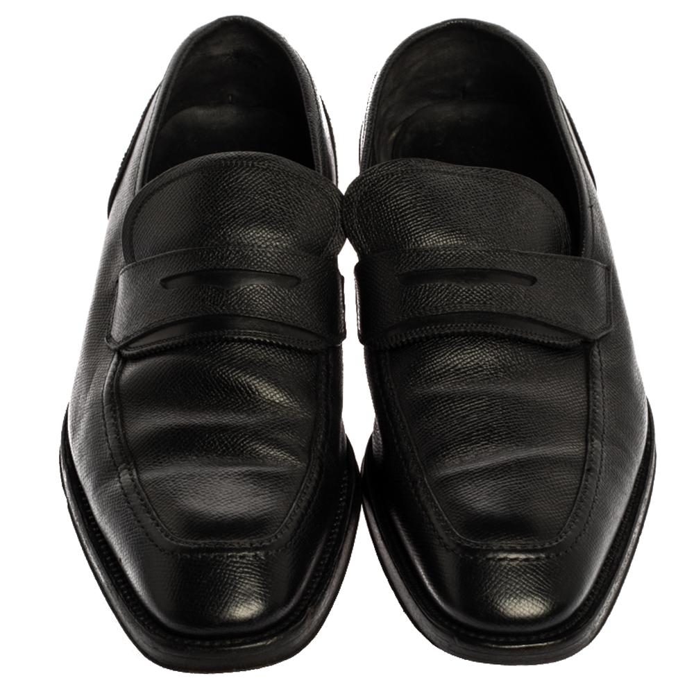 Salvatore Ferragamo Black Textured Leather Penny Loafers Size 44.5 In Good Condition For Sale In Dubai, Al Qouz 2