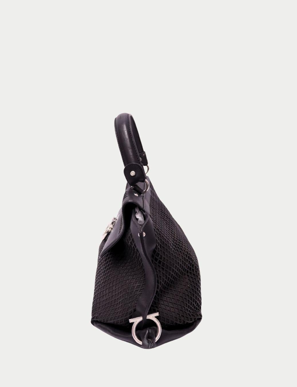 Salvatore Ferragamo Borsa a manico superiore in pelle nera testurizzata

Eleganza quotidiana con questa borsa in pelle nera di Salvatore Ferragamo, realizzata con la raffinatezza tipica del marchio italiano. La borsa presenta una silhouette