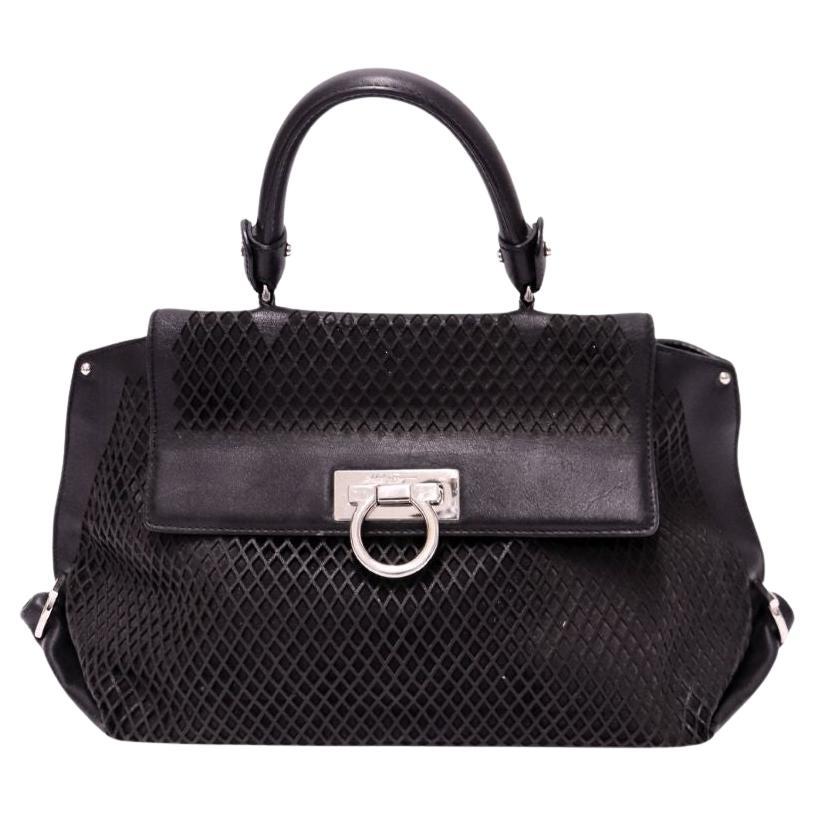 Salvatore Ferragamo Borsa a manico superiore in pelle nera testurizzata in vendita
