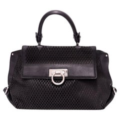 Salvatore Ferragamo Borsa a manico superiore in pelle nera testurizzata Salvatore Ferragamo Borsa a manico superiore in pelle nera testurizzata