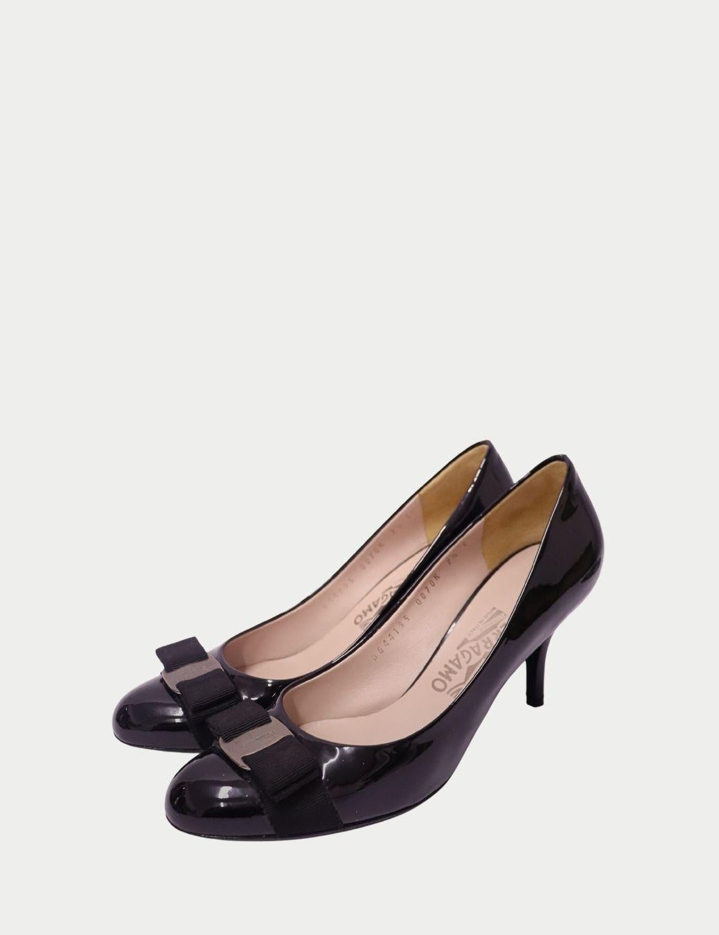 Vera e propria icona di stile senza tempo, queste décolleté Vara nere di Salvatore Ferragamo incarnano il perfetto equilibrio tra eleganza e vestibilità quotidiana.

Realizzate in Italia in pelle verniciata lucida, le décolleté presentano il