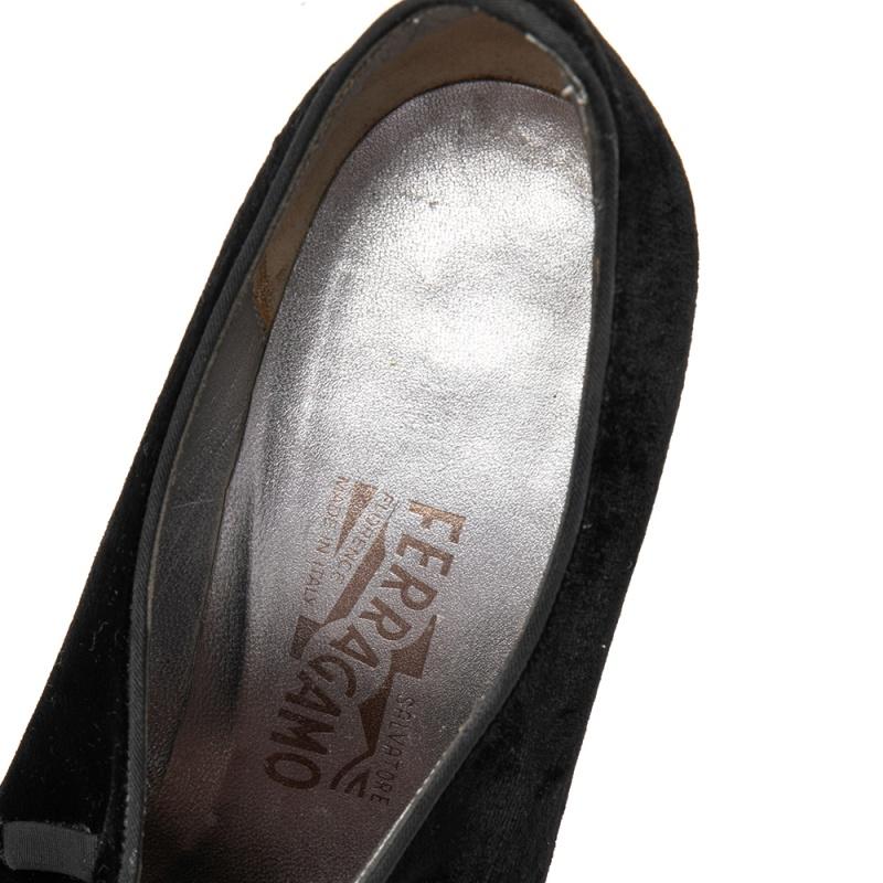 Salvatore Ferragamo Black Velvet Bardwill Bow Mary Jane Pumps Size 40.5 In Good Condition In Dubai, Al Qouz 2