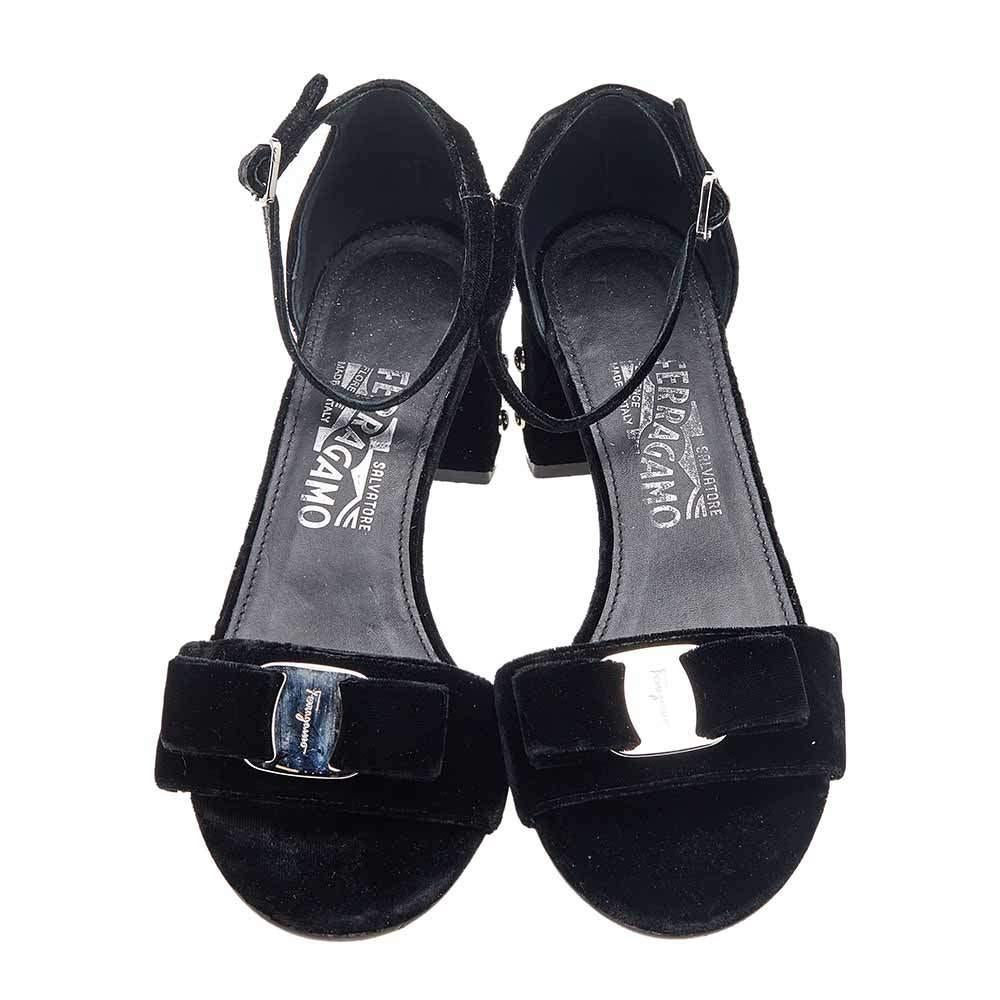 De las mujeres Salvatore Ferragamo Sandalias de tacón bloque con tachuelas de terciopelo negro con correa de tobillo talla 38