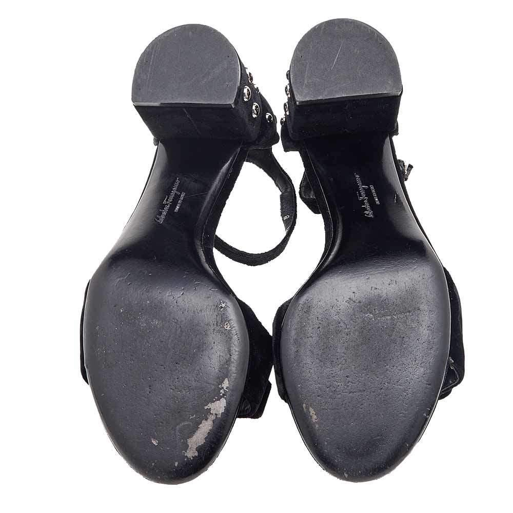 Salvatore Ferragamo Sandalias de tacón bloque con tachuelas de terciopelo negro con correa de tobillo talla 38 2
