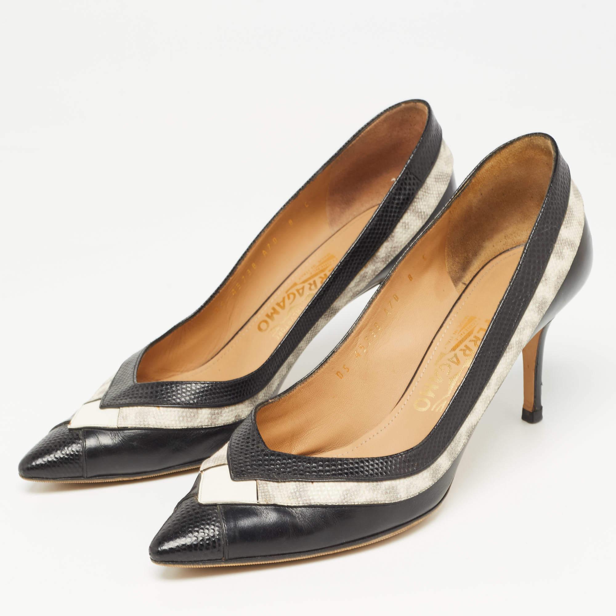 Affichez un style élégant avec cette paire d'escarpins. Ces chaussures élégantes sont fabriquées à partir de matériaux de qualité. Ils sont posés sur des semelles durables et des talons élégants.