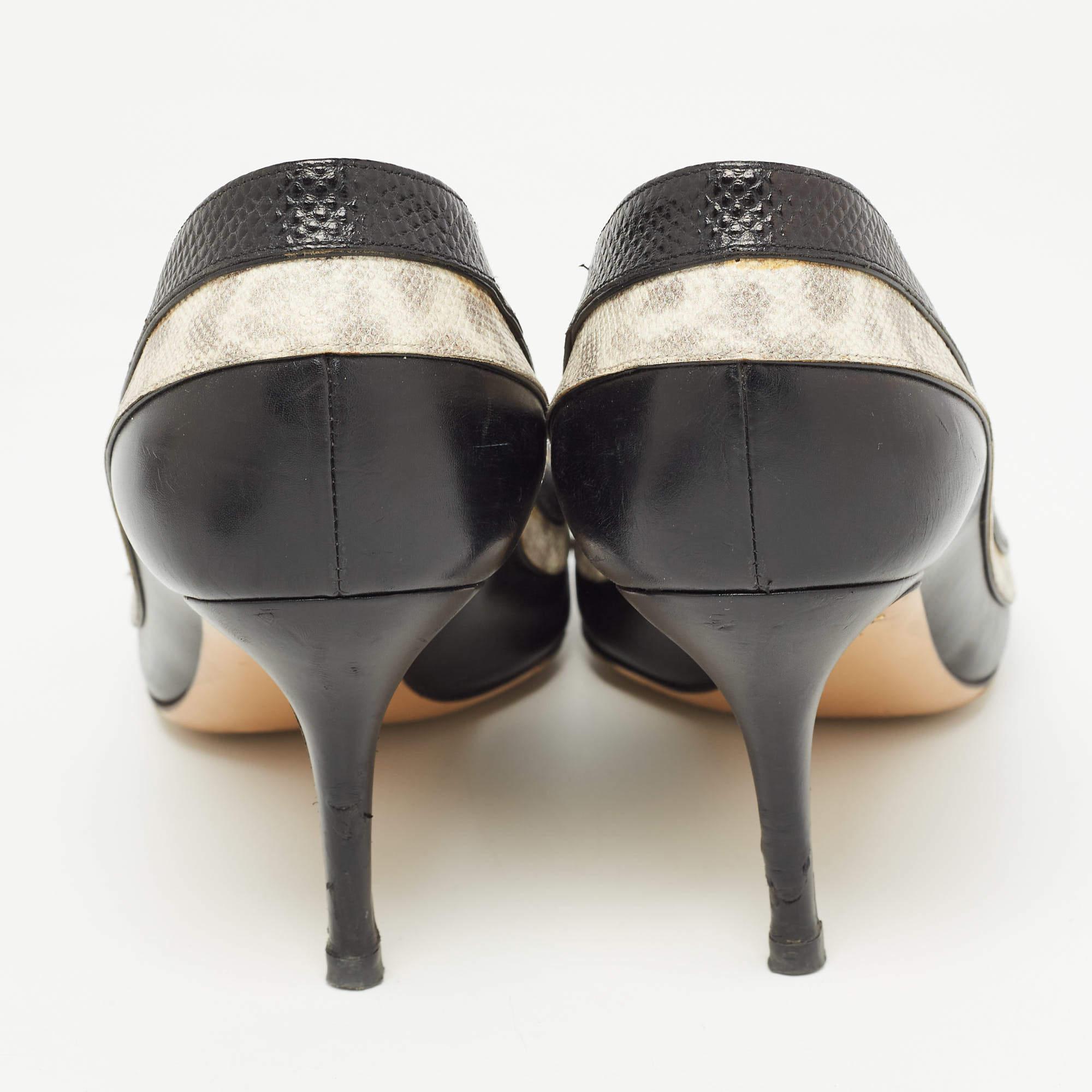 Salvatore Ferragamo - Escarpins à bout pointu en cuir texturé noir/blanc - Taille 38,5 Pour femmes en vente