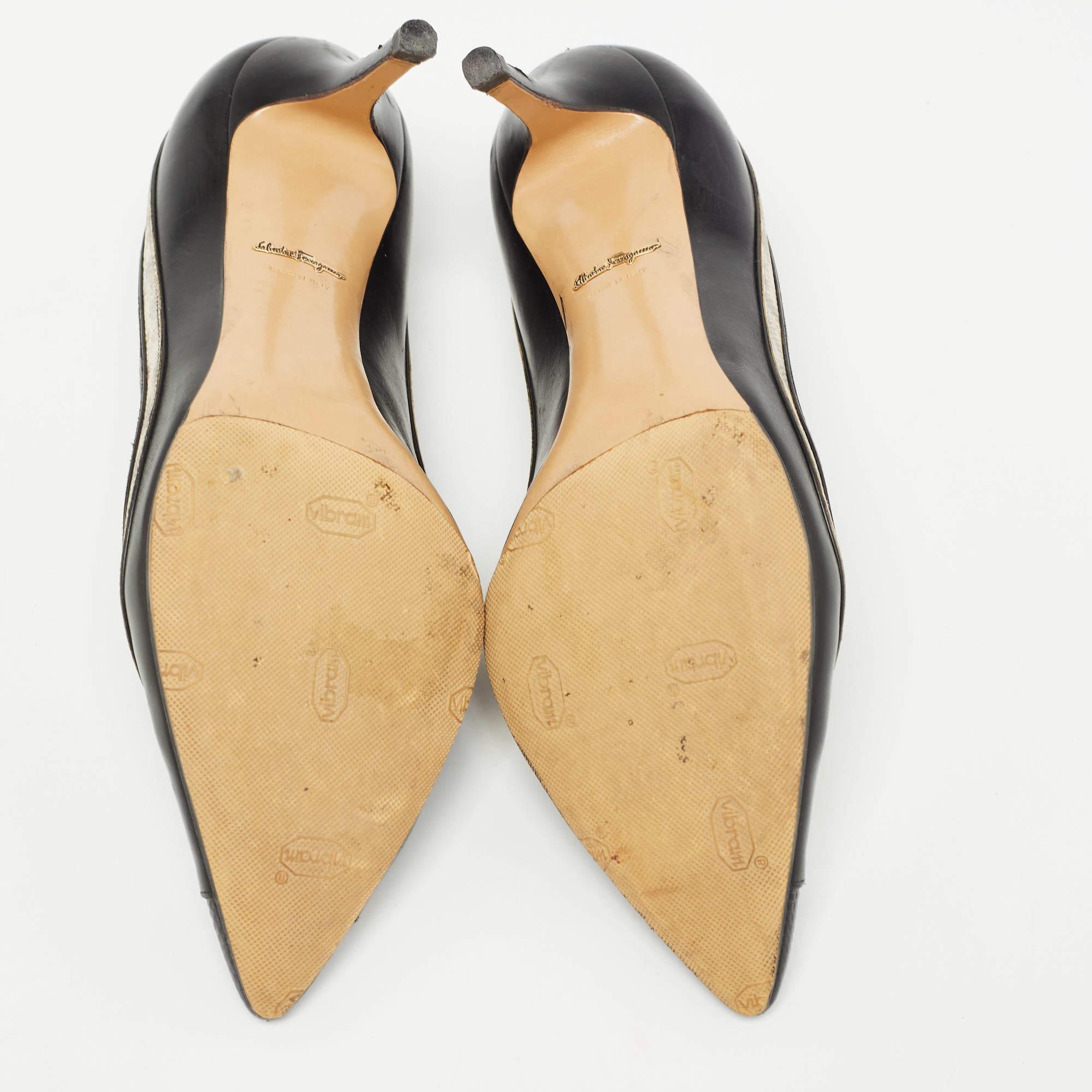 Salvatore Ferragamo - Escarpins à bout pointu en cuir texturé noir/blanc - Taille 38,5 en vente 1