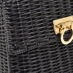 Bolso de noche estilo Kelly de SALVATORE FERRAGAMO, negro, de mimbre trenzado y con asa superior dorada