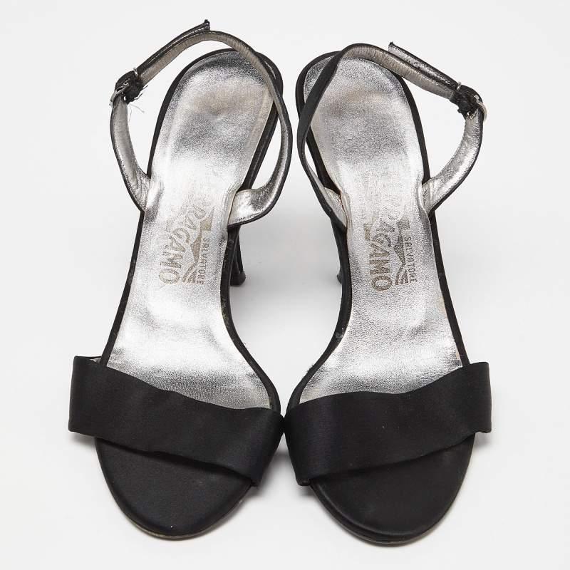 Salvatore Ferragamo Sandalias con tira al tobillo de raso negro talla 38,5 Negro en venta