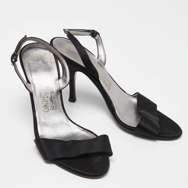Salvatore Ferragamo Sandalias con tira al tobillo de raso negro talla 38,5 en Bueno estado para la venta en Dubai, Al Qouz 2