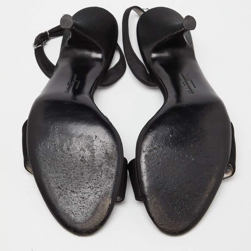 Salvatore Ferragamo Sandalias con tira al tobillo de raso negro talla 38,5 en venta 1
