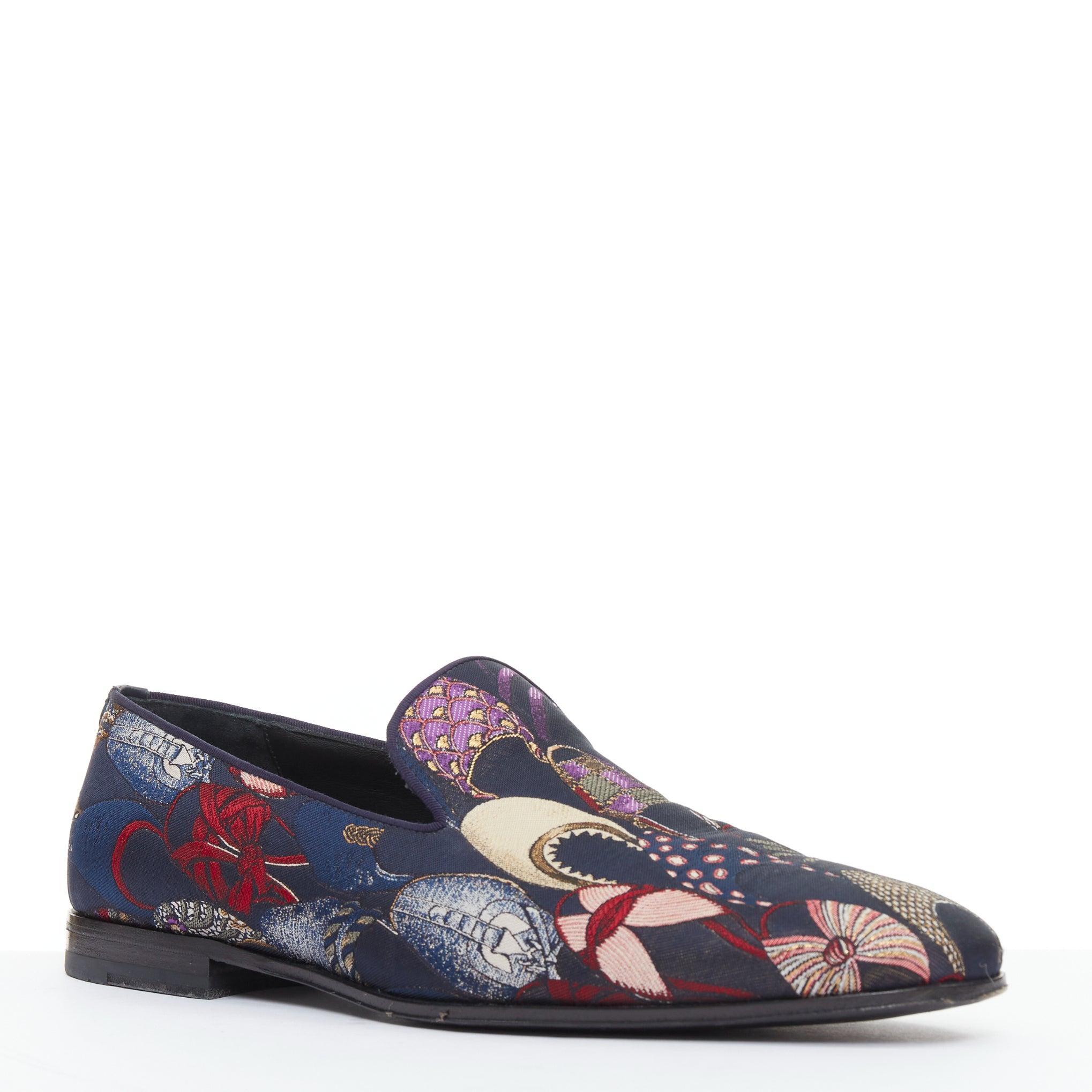SALVATORE FERRAGAMO Mocassins plats en jacquard à motif de chaussure Blondie UK7.5 EU41.5
Référence : TGAS/F00065
Marque : Salvatore Ferragamo
Modèle : Blondie
Matériau : Tissu
Couleur : Multicolore
Motif : Impression photographique
Fermeture : Slip