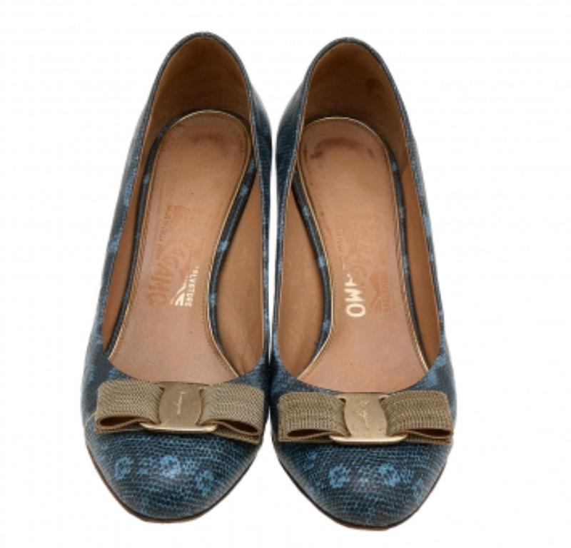An iconic shoe design from the House of Salvatore Ferragamo, the Vara Bow pumps are absolute must-haves. These in karung leather are added with signature bows in metal and 7.5 cm heels.