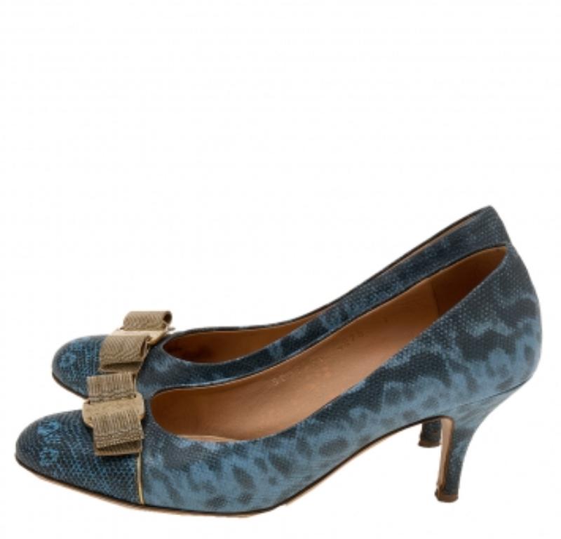 Salvatore Ferragamo Blue/Black Karung Leather Vara Bow Pumps Size 37.5 In Fair Condition For Sale In Dubai, Al Qouz 2