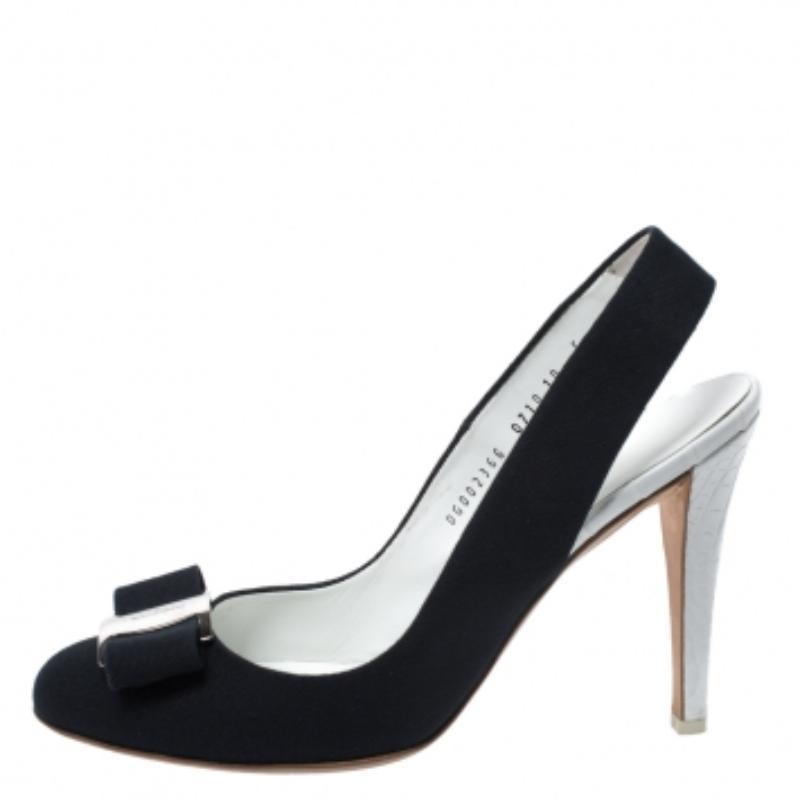 Nero Salvatore Ferragamo Sandali con fiocco Vara in tela blu e pelle goffrata misura 40,5 in vendita