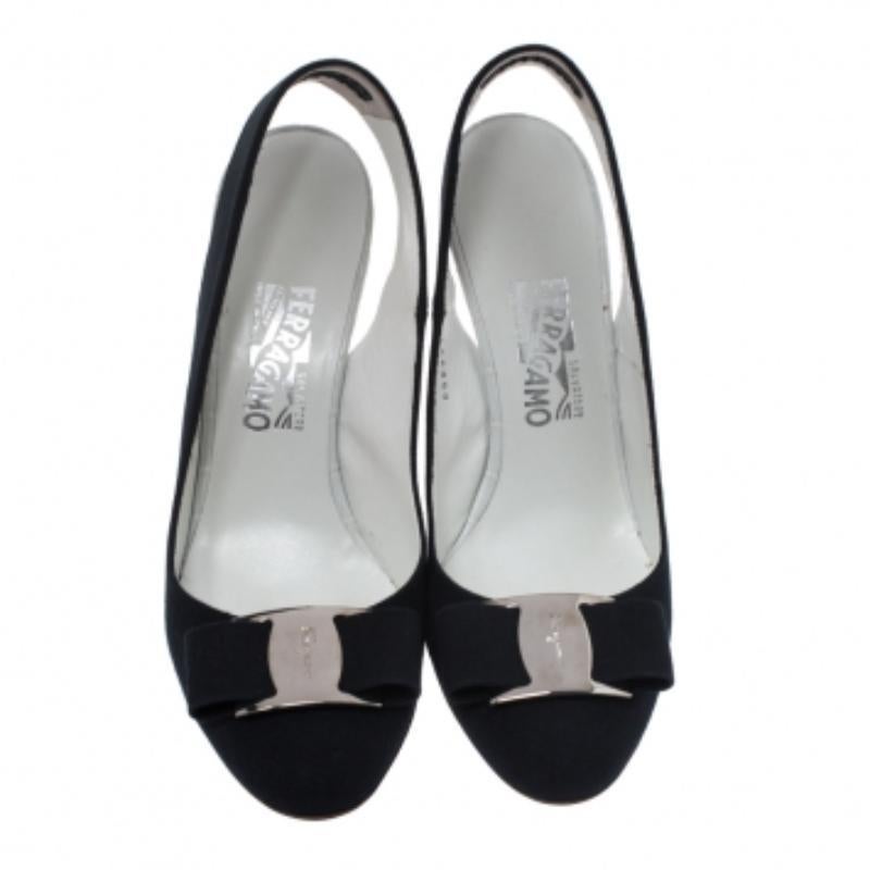 Salvatore Ferragamo Sandali con fiocco Vara in tela blu e pelle goffrata misura 40,5 In condizioni buone in vendita a Dubai, Al Qouz 2