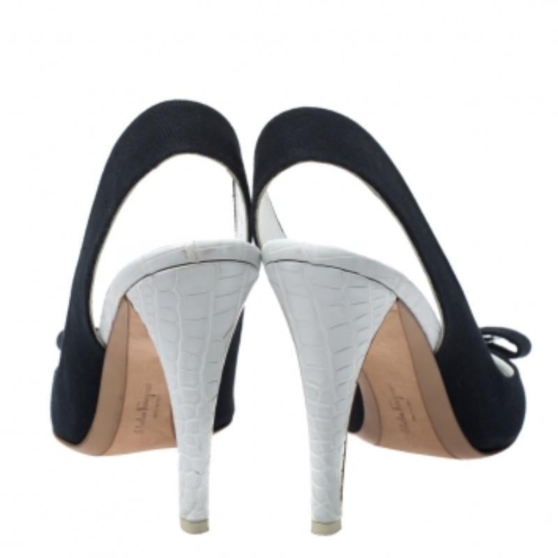 Donna Salvatore Ferragamo Sandali con fiocco Vara in tela blu e pelle goffrata misura 40,5 in vendita