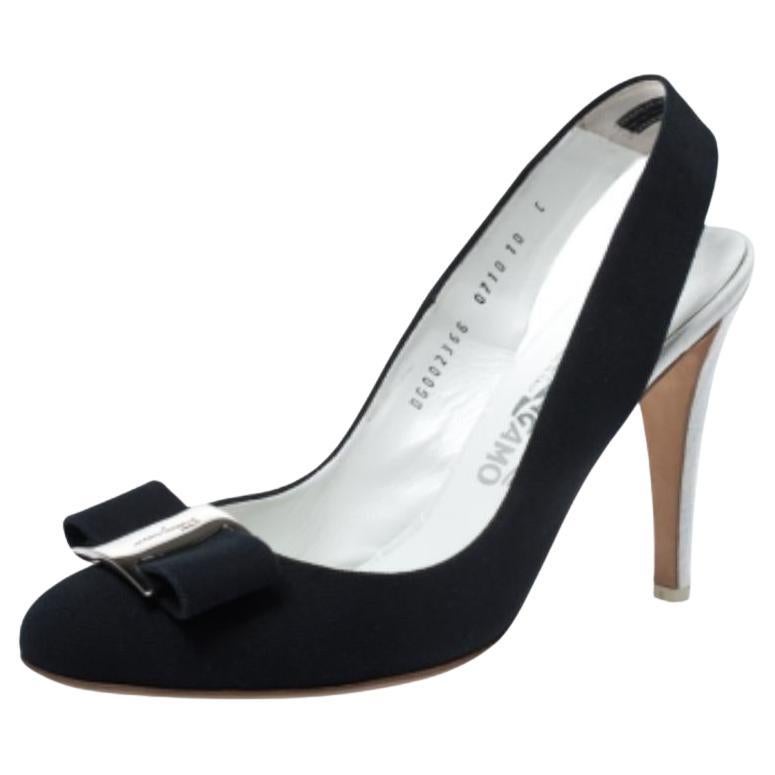 Salvatore Ferragamo Sandali con fiocco Vara in tela blu e pelle goffrata misura 40,5 in vendita