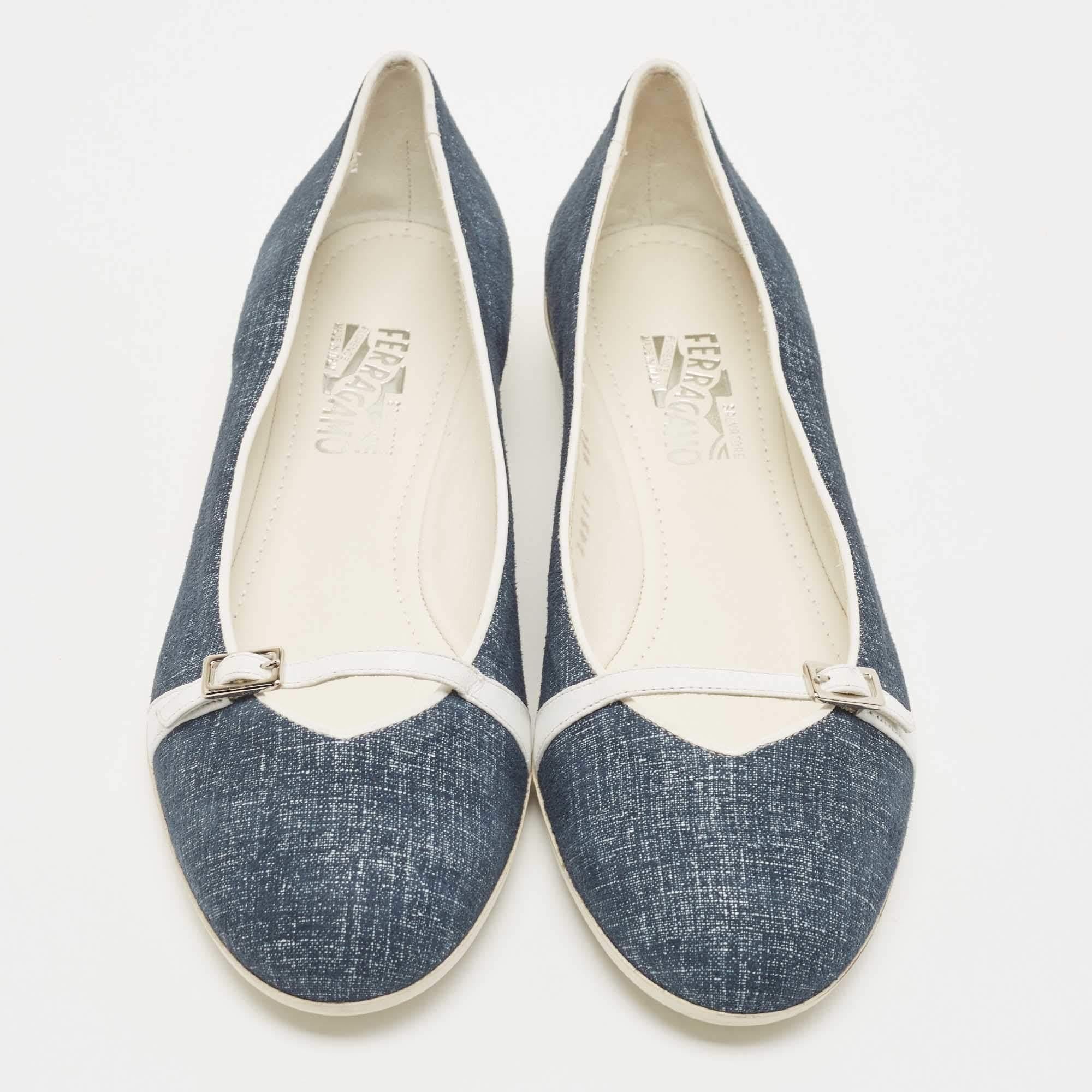 Defined by comfort and effortless style, no wardrobe is ever complete without a pair of chic ballet flats. This pair is lovely to look at and is equipped with elements like a comfortable insole and a durable sole.

Includes: Original Dustbag,