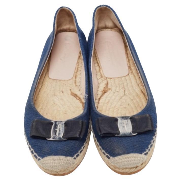Portez ces espadrilles de Salvatore Ferragamo avec style. Avec une nuance de bleu, un extérieur en denim et des détails tressés sur les semelles intermédiaires, ces chaussures plates ne manqueront pas de se faire remarquer. Elles sont dotées d'un